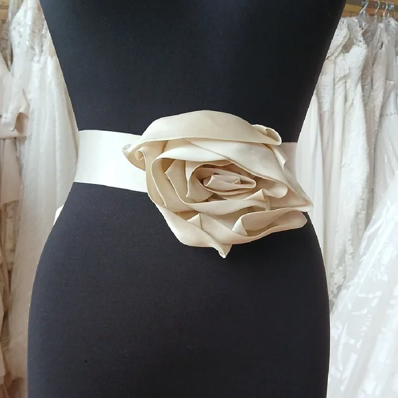 Monique Lhuillier | Accessories | Monique Lhuillier Flower  display picture 1